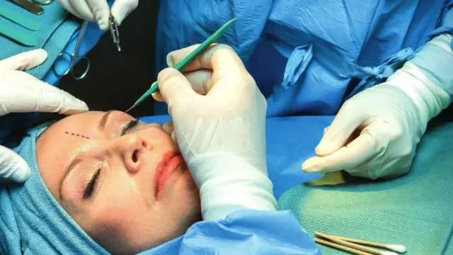 Хирург назвал самую популярную пластическую операцию у россиянок