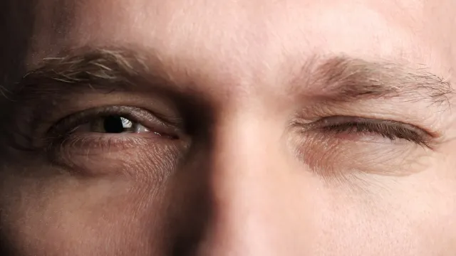 Россиянам рассказали, почему у них начинается тик