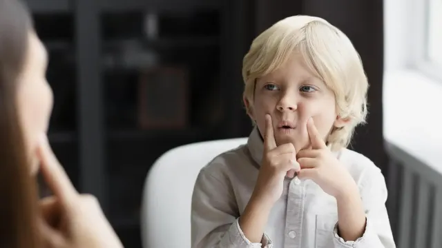 Эксперты назвали признак склонности к заиканию у ребенка