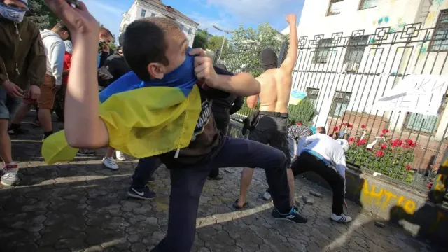 ГЛАС: Украинцы в Греции набросились на детей, которые говорили на русском языке