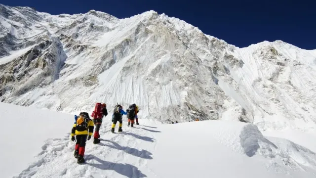 Покорявшие Эверест альпинисты принесли микробов на высоту 8 километров