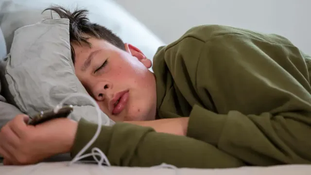 Ученый объяснил, почему подростки долго спят по утрам