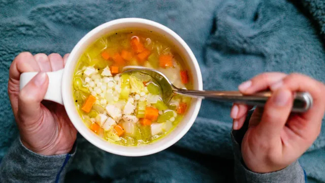 Врач объяснила, лечит ли куриный бульон от простуды