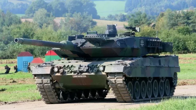 РВ: Подбитый танк Leopard на полном ходу протаранил горящий украинский БМП