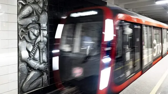 В метро Москвы пассажир спрыгнул на рельсы, ушел в тоннель и попал под поезд