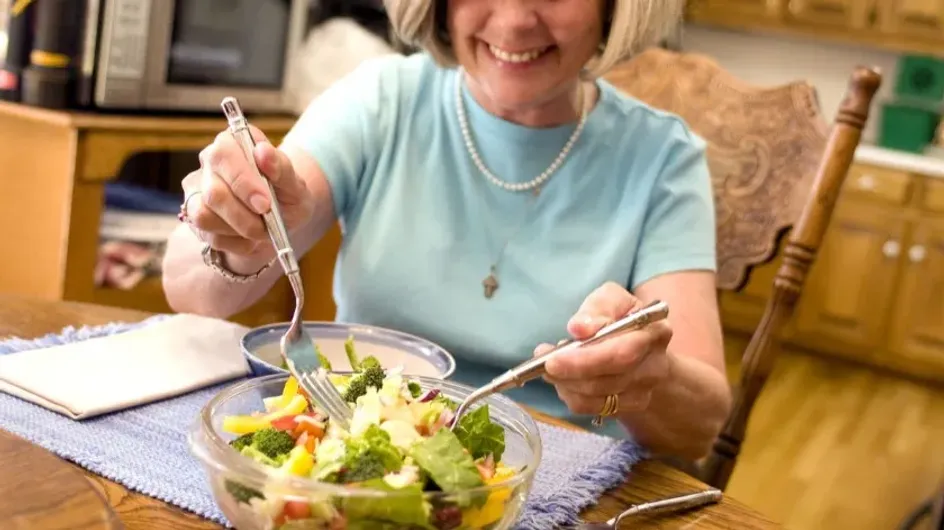 Диетолог Королева рекомендует людям старшего возраста питаться 5-6 раз в день