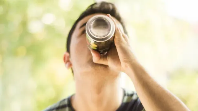 Стоматолог рассказала, как энергетики влияют на эмаль