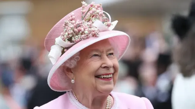 Уловки Елизаветы II: как кольцо и сумочка помогали королеве отдавать слугам тайные приказы