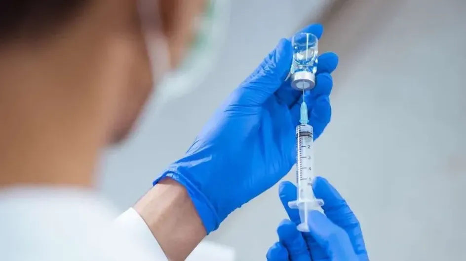 Коммерсантъ: Вакцины хватит на всех желающих привиться