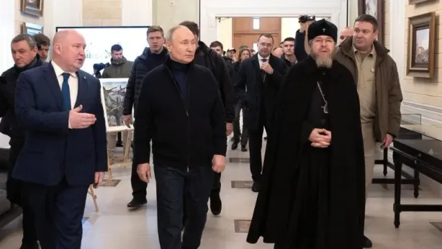 Путин в Мариуполе: что увидел президент в городе и окрестностях