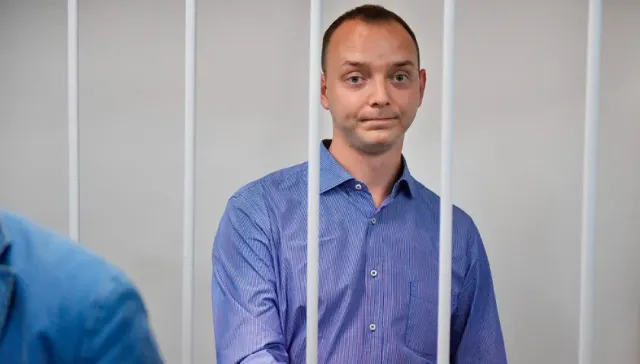 Журналиста Ивана Сафронова приговорили к 22 годам строгого режима за госизмену