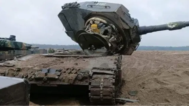 РВ: Первый пошел: немецкому танку Leopard 2A4 оторвало башню ещё до боев