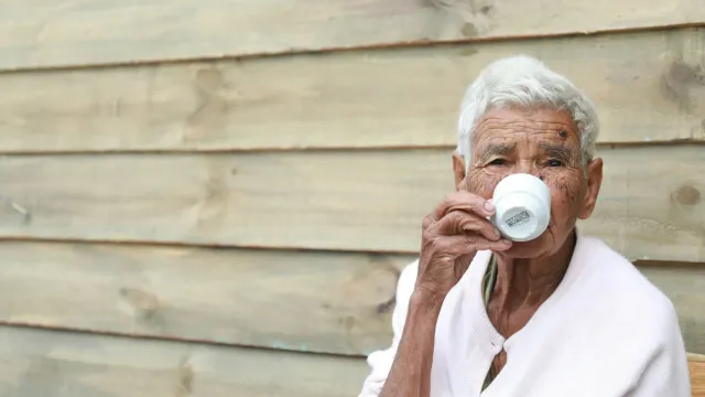 Назван напиток, который поможет вступить в старость в здоровом уме