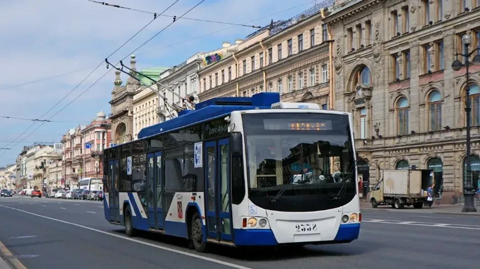 Житель Петербурга избил женщину в троллейбусе и пришёл в больницу добивать её ножом