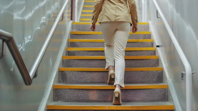 Врач рассказала, что значит одышка при подъеме на третий этаж