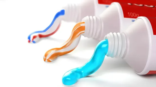 Малышева сообщила, что зубная паста с добавкой может вызвать рак