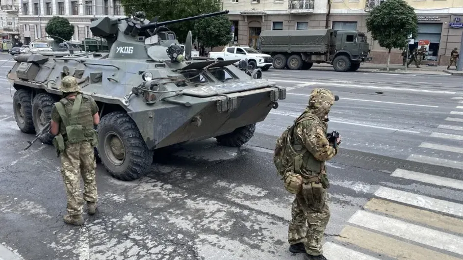 МК: На въезде в Москву установили усиленные блокпосты с гранатометами и БТР