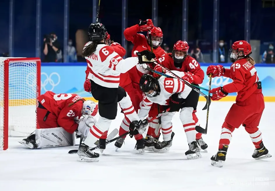 На Олимпиаде в Пекине хоккеисток из России заставили надеть медицинские маски на матч с Канадой