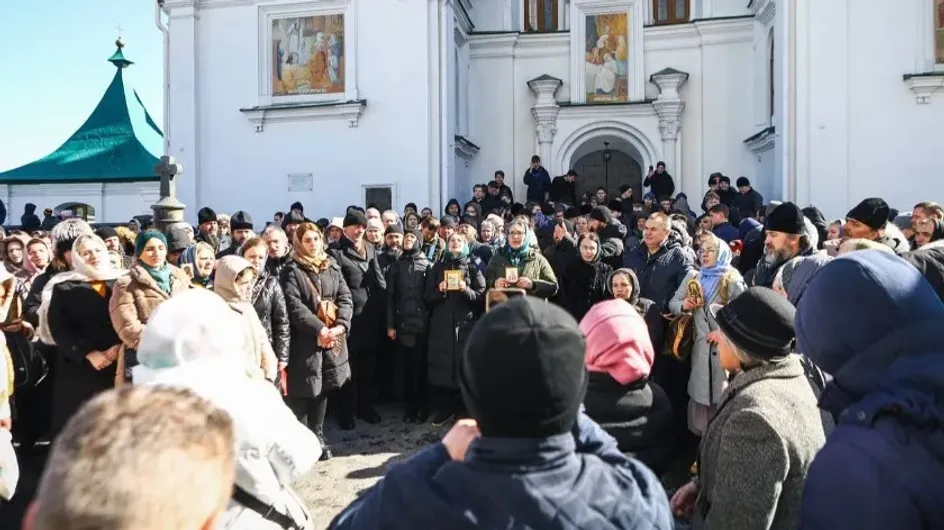 В Киево-Печерской лавре произошли первые столкновения верующих УПЦ с националистами