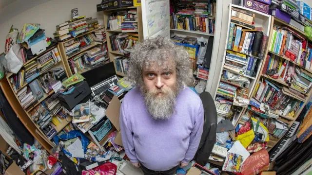Врач рассказал, о чем может говорить накопительство у пожилых