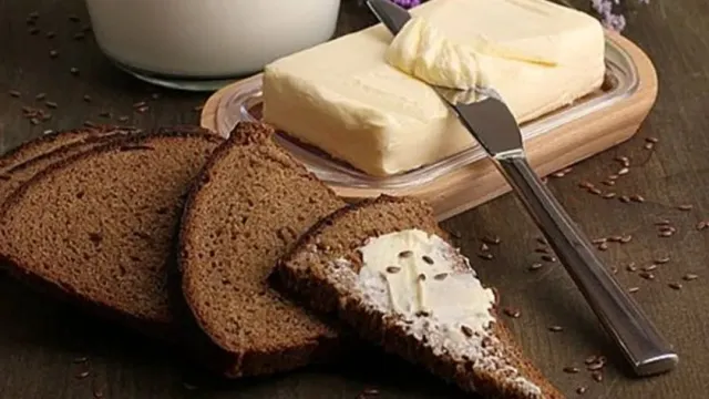 Диетолог Елена Соломатина призвала людей с диабетом и атеросклерозом отказаться от хлеба с маслом