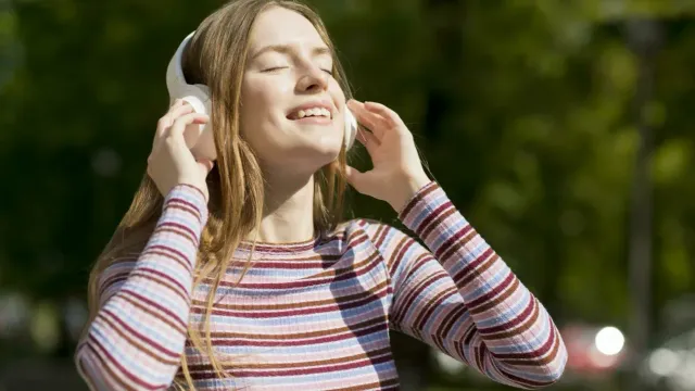 Россиян предупредили о неожиданной опасности использования наушников