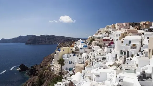 Запрет на туристов из РФ привел к банкротству двухсот отелей в Греции
