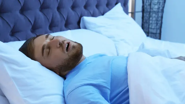 Названа неочевидная причина храпа и апноэ во сне