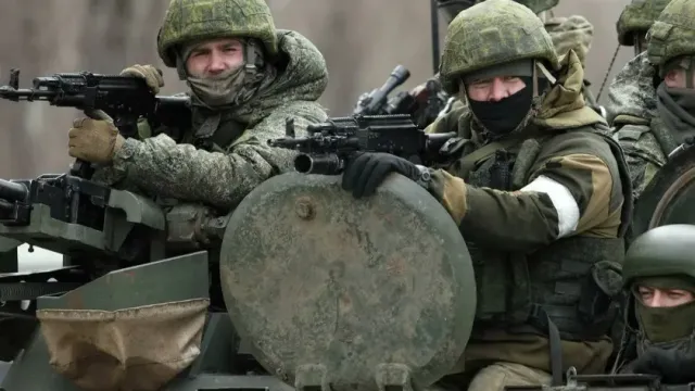 Снайпер ВС РФ «Пуля» из Кургана использует дальномер для наводки на позиции ВСУ