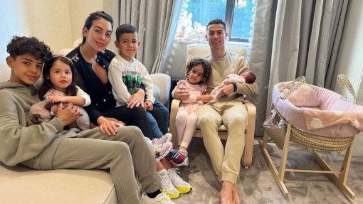 Футболист Криштиану Роналду впервые показал новорожденную дочь