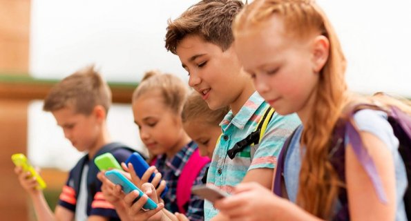 В российских школах планируют начать отбирать телефоны у учеников