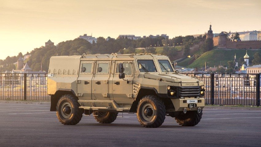В Мариуполе был замечен новый российский бронеавтомобиль "Буран"