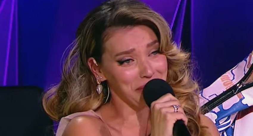 Анубис довел до слез Регину Тодоренко во время своего выступления на шоу "Маска"