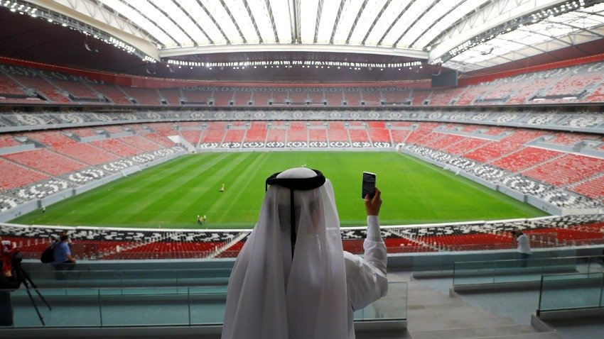 На ЧМ-2022 в Катаре у болельщиков отберут радужные флаги