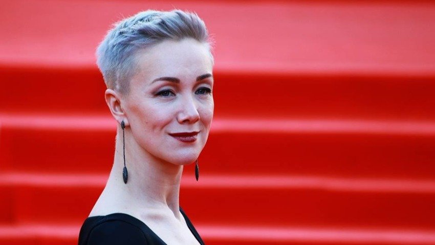 Актриса Дарья Мороз удивила поклонников смелой причёской на премии «Золотая маска»