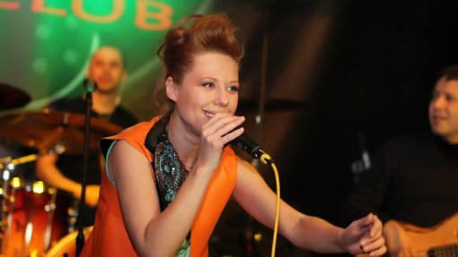 Певица Юта спела для беженцев и вынужденных переселенцев из Донбасса