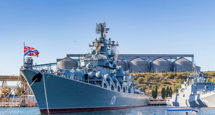 Крейсер "Москва" погиб при буксировке во время шторма