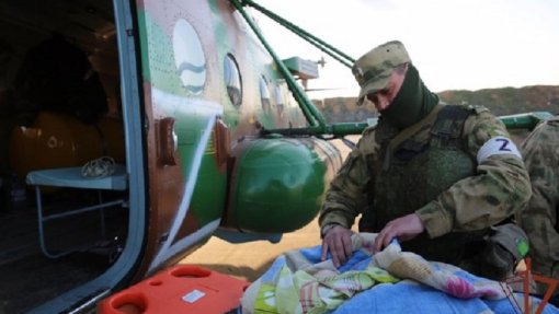 На юге Украины росгвардейцы доставили в больницу пострадавших в ДТП женщину и ребенка