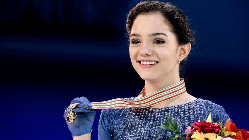 Евгения Медведева поспешила первой поздравить Камилу Валиеву с 16-летием