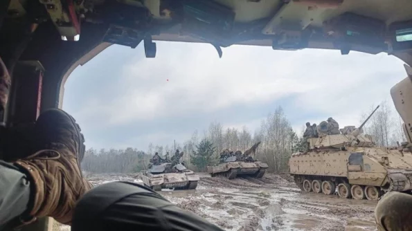 Военкоры РВ показали фото американских БМП Bradley и словенских танков M-55S на Украине