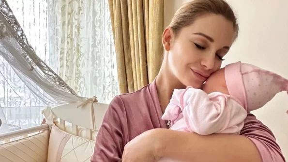Ведущая Ольга Орлова впервые показала пользователям Сети лицо своей 2-месячной дочери Анны