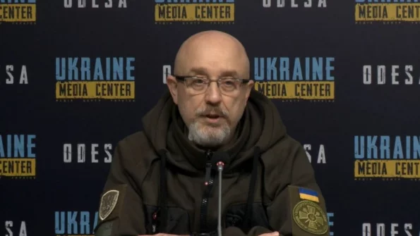 Украинский министр обороны Алексей Резников потребовал от России белый флаг и много денег