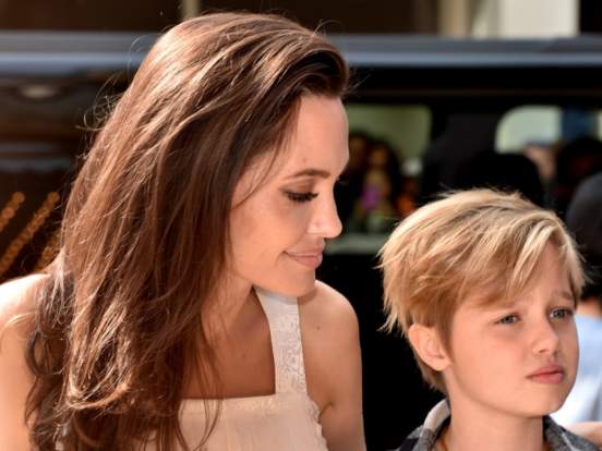 Дочь Анджелины Джоли заметили на костылях через год после операции на бедре