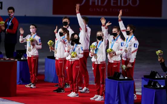 Фигуристы сборной РФ сфотографировались с золотыми медалями с командного чемпионата мира