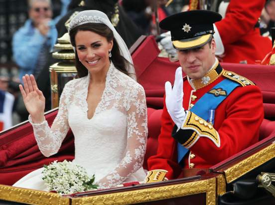 Принц Уильям и Кейт Миддлтон показали новые семейные фотографии в честь 10-летия свадьбы