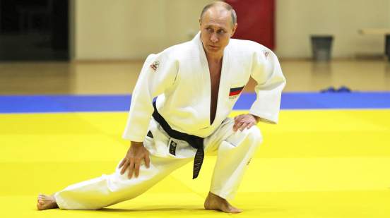 Фото Путина в красном кимоно поместили на афише чемпионата ЦАР по самбо