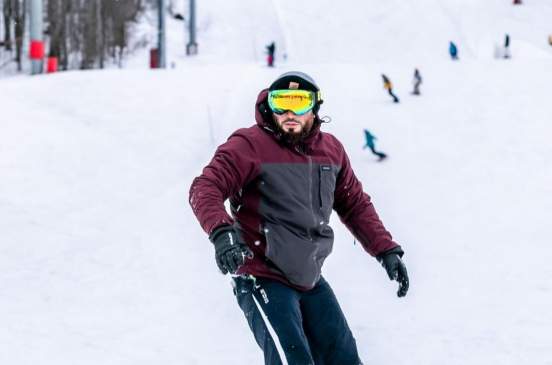 Боец Исмаилов попробовал себя в сноубординге