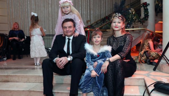 Юлия Пересильд и Алексей Учитель появились на публике с детьми