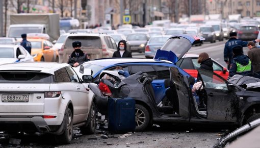 В Новосибирске автомобиль с молодоженами попал в ДТП