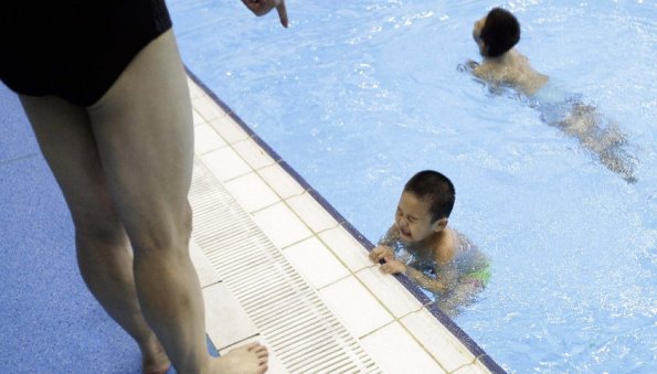 В Китае мальчик утонул в бассейне прямо перед тренером